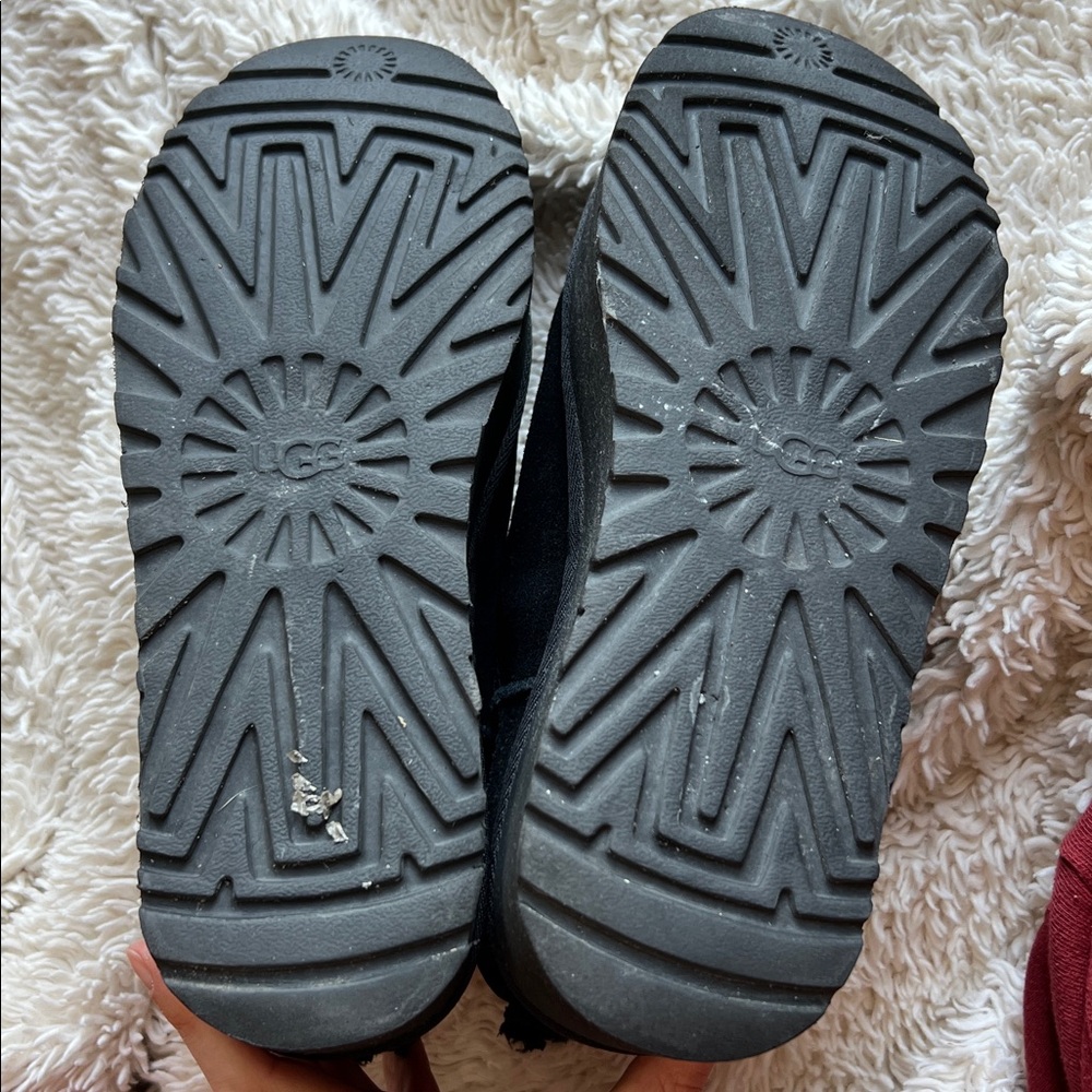 UGG Mini Platform Boots w/ minor flaw - Picture 5 of 5